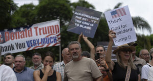 67 000 бели южноафриканци проявяват интерес към плана на Тръмп да им даде статут на бежанци