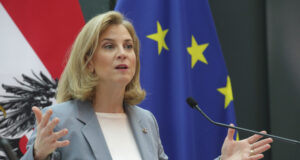 Австрийският външен министър Беате Майнъл-Райзингер се срещна в Киев с украинския си колега и с президента Зеленски