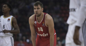 Александър Везенков поведе Олимпиакос към пета поредна победа в баскетболната Евролига