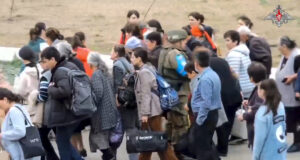 Етнически арменци, бягащи от боевете в Нагорни Карабах,