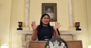 Британски министър призова Би Би Си да направи проверка на финансирането и превода на документален филм за Газа