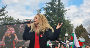 Бъдете горди, че сте българи и не забравяйте своето коренче, каза за БТА певицата Деси Добрева