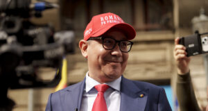 Виктор Понта иска да спре "политическите дела", включително тези срещу Калин Джорджеску, ако бъде избран за президент на Румъния