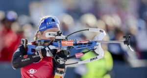 Германката Франциска Пройс спечели Световната купа по биатлон след падане на Лу Жанмоно метри преди финала на последния старт за сезона в Холменколен