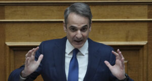 Гръцкото правителство оцеля при вот на недоверие във връзка със смъртоносна жп катастрофа през 2023 г.