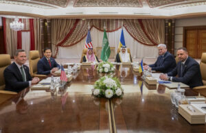 Делегациите на САЩ и Украйна на срещата си в Джеда