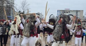 Добрич отбеляза Сирни Заговезни с кукерско хоро и ритуалите прескачане на огън, хамкане и хвърляне на стрели