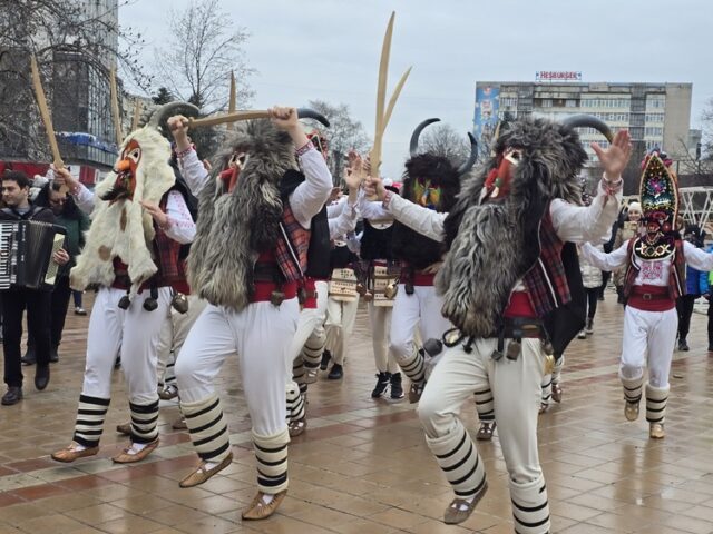 Добрич отбеляза Сирни Заговезни с кукерско хоро и ритуалите прескачане на огън, хамкане и хвърляне на стрели