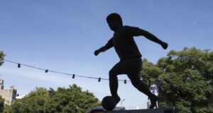 Експерт по аутопсия твърди, че Диего Марадона е бил в агония часове преди смъртта си