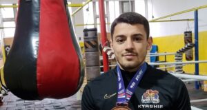 Ергюнал Себахтин победи бившия световен шампион Темиртас Жусупов и се класира на финала до 48 килограма на боксовия турнир купа "Странджа"