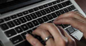 Защо заведения забраняват на клиентите си да използват лаптопи?