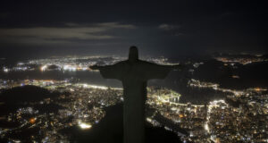 Знакови забележителности в целия свят потънаха в мрак по случай Часа на Земята