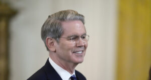 Икономическото споразумение с Украйна засега не е на дневен ред, каза американският финансов министър