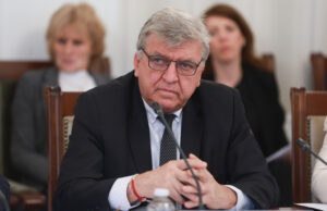 Имаме 300 незаети места в структурите - липсват хидроинженери, химици и биолози, каза министърът на околната среда и водите Манол Генов