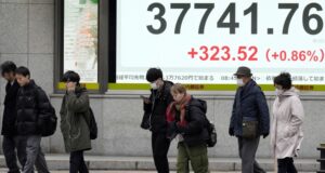 Индексите в Токио закриха с повишения след ръста на Уолстрийт от снощи; инвеститорите приветстват изключенията от вносните мита в САЩ