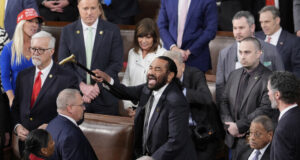 Конгресмен от Демократическата партия беше изгонен от пленарната зала за непристойно поведение по време на речта на Тръмп