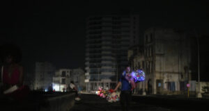 Куба остана втори ден без електричество