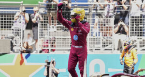 Люис Хамилтън записа първа победа като пилот на Ферари