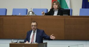 Миналата година са натрупани задължения към строителните фирми за над един млрд. лева, каза регионалният министър Иван Иванов