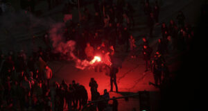 Многохилядният протест в Белград приключи с час по-рано заради провокации от контрапротестиращи и сбивания