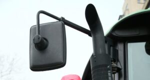 Многохилядният протест в Белград продължава по план въпреки падането на температурите и дъжда