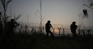 Най-малко четирима полицейски служители и двама бойци загинаха при престрелка в размирния индийски щат Джаму и Кашмир