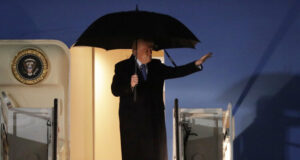 ОБНОВЕНА
                                                                                                Тръмп каза, че ще разговаря утре с Путин "за земя", "за електроцентрали" и "за разделяне на определени активи"