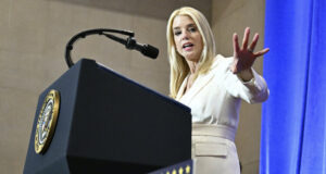 Официални представители от администрацията на Тръмп защитиха правото ѝ да използва военновременен закон, за да бъдат депортирани мигранти