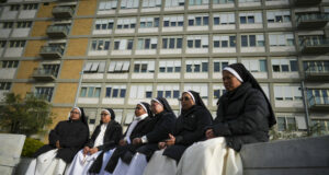 Папа Франциск ще се възстановява поне два месеца от респираторната криза в петък, каза водещ италиански пулмолог