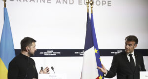 Украинският президент Володимир Зеленски и френският президент Еманюел Макрон по време на пресконференция в Елисейския дворец в Париж