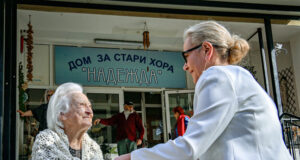 Подаръци за днешния празник получиха 397 жени в общинските домове за възрастни хора в столицата