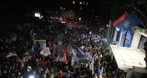 Протестиращи студенти, гимназисти и граждани се събраха пред сградата на РТС в деня на втората обща стачка в Сърбия