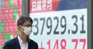 Разнопосочни тенденции на фондовия пазар в Токио след обявените Тръмп автомобилни мита, след като Уолстрийт затвори със значително понижение