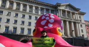 Розов надуваем октопод бе поставен пред Министерския съвет, от "Грийнпийс" призовават за ратификация на океанското споразумение