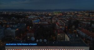 С роза върху фасадата си Българската телеграфна агенция поздравява жените по случай 8 март