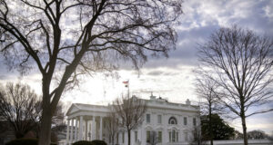 Сикрет сървис съобщи, че нейни служители са простреляли въоръжен мъж пред Белия дом