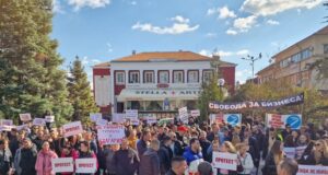 Собственици и служители на ресторанти и хотели от Велико Търново протестираха с шествие и пътна блокада срещу вдигането на ДДС за бранша