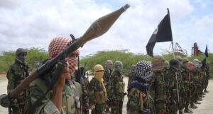 Сомалийски бойци извършиха бомбено нападение срещу автоколона, в която е бил президентът, той е в безопасност