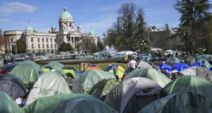 Сръбският президент помоли контрапротестиращите студенти да се върнат при родителите си за деня на големия протест на 15 март в Белград