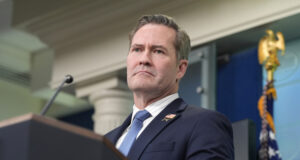 Съветникът на Тръмп Майк Уолц пое цялата отговорност за попадането на журналист в поверителен чат, свързан с операциите в Йемен