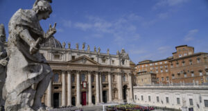 Състоянието на папата остава стабилно след "лекото подобрение", съобщи Ватиканът