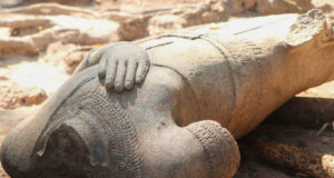 Торс на статуя на Буда е открит в храмовия комплекс Ангкор в Камбоджа