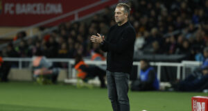 Треньорът на Барселона Ханзи Флик обеща отборът му да играе за починалия лекар