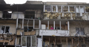 Повреден апартамент в Киев след нощна руска атака с дронове