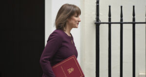 Финансовият министър на Великобритания обяви съкращения на администрацията и обеща бюджетен излишък