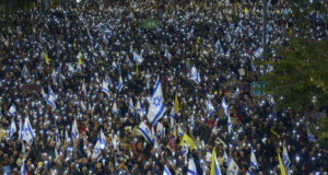 Хиляди хора протестираха в Израел срещу уволнението на шефа на Шин Бет и подновяването на войната в Газа