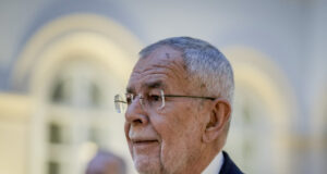 АПА: Австрийският президент и канцлерът пристигнаха в Рим за погребението на папа Франциск