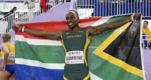 Акани Симбине беше най-бърз в спринта на 100 метра при мъжете в първия старт за сезона от Диамантената лига по лека атлетика в Китай, Карстен Вархолм постави нов световен рекорд