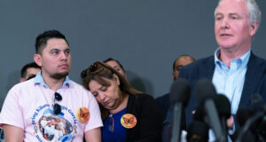 Американски сенатор се срещна с депортиран по погрешка салвадорец в хотел и призова той да бъде освободен