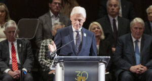 Бившият президент на САЩ Бил Клинтън държа реч за 30-ата годишнина от бомбения атентат в Оклахома